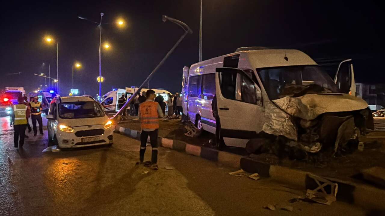 Düğün dönüşü feci kaza! 3’ü çocuk 21 kişi yaralandı 6