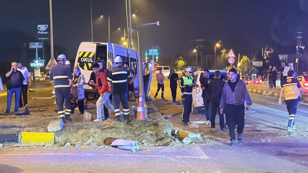 Düğün dönüşü feci kaza! 3’ü çocuk 21 kişi yaralandı 5