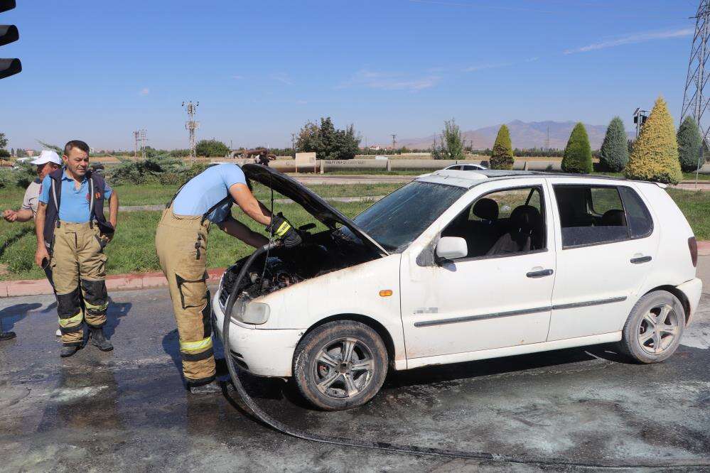 LPG’li otomobil alev aldı! 5 kişiyi sürücünün soğukkanlılığı kurtardı 5