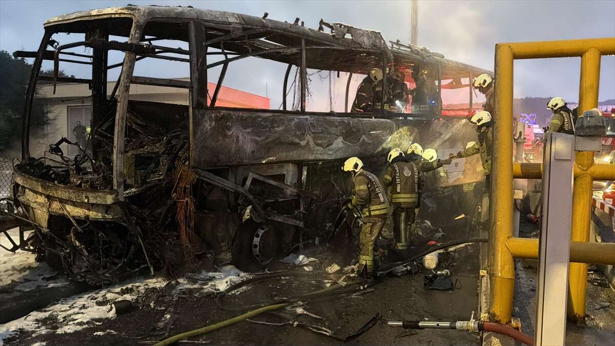 Yolcu otobüsü bariyere çarpıp alev aldı! 2 ölü, 8 yaralı var 2