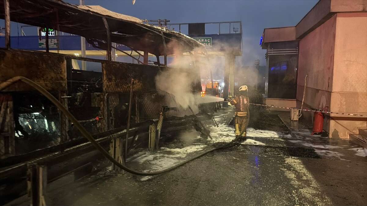 Yolcu otobüsü bariyere çarpıp alev aldı! 2 ölü, 8 yaralı var 4