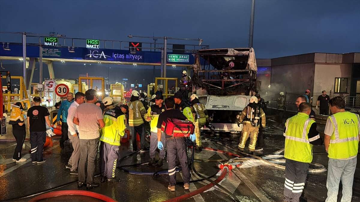 Yolcu otobüsü bariyere çarpıp alev aldı! 2 ölü, 8 yaralı var 5