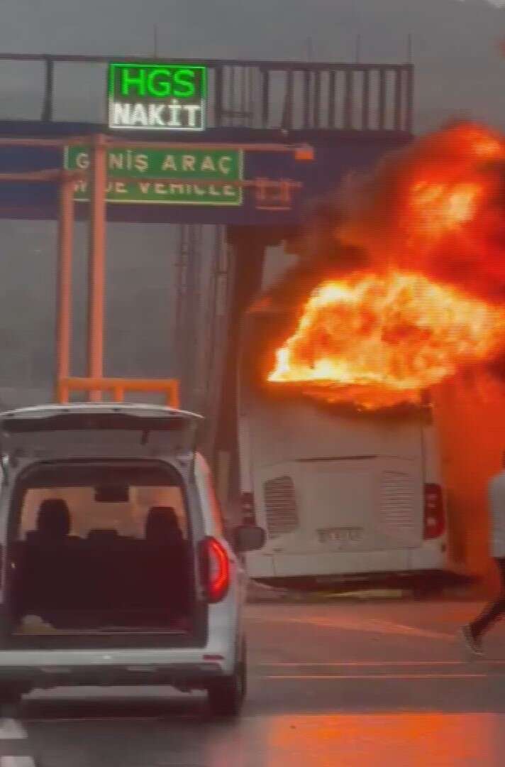 Yolcu otobüsü bariyere çarpıp alev aldı! 2 ölü, 8 yaralı var 9