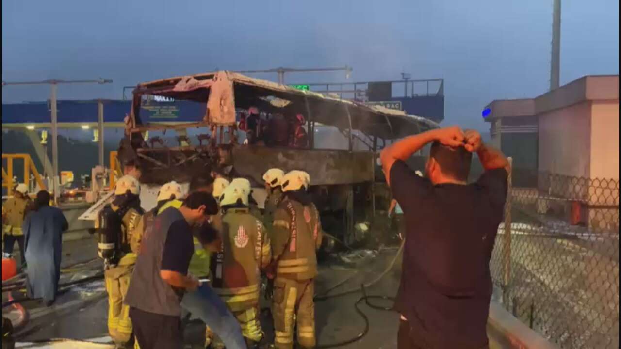 Yolcu otobüsü bariyere çarpıp alev aldı! 2 ölü, 8 yaralı var 6