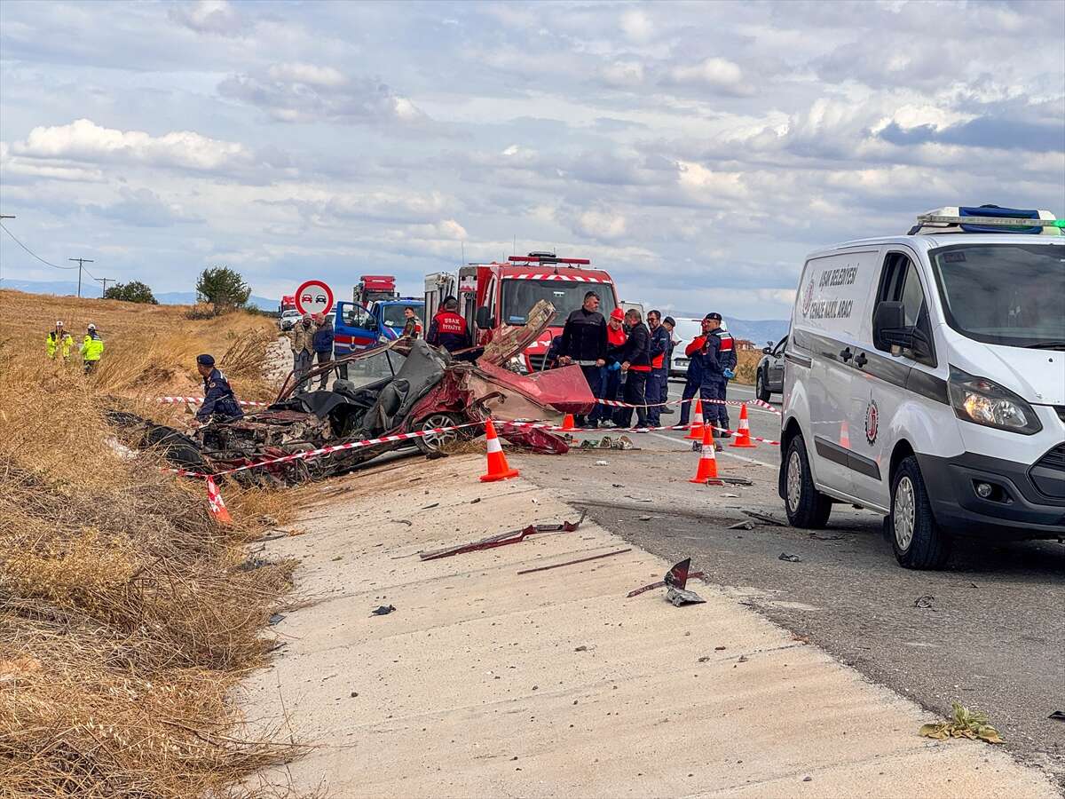 Yürek yakan kaza! Kamyonla otomobil çarpıştı, aynı aileden 3 kişi öldü 12