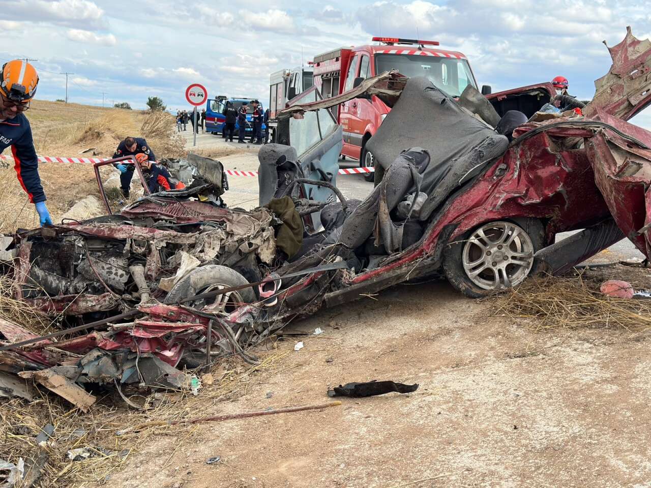 Yürek yakan kaza! Kamyonla otomobil çarpıştı, aynı aileden 3 kişi öldü 8