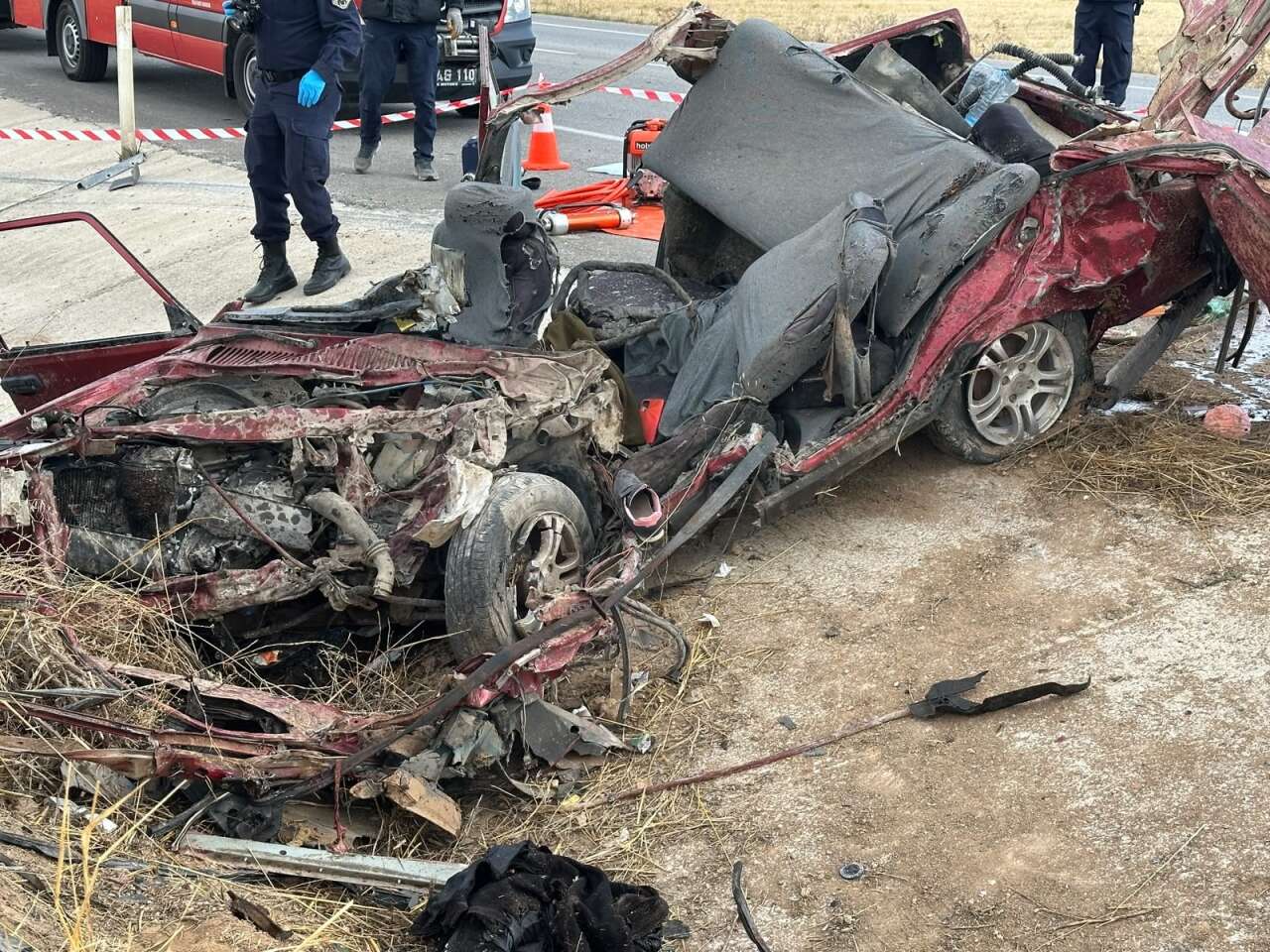 Yürek yakan kaza! Kamyonla otomobil çarpıştı, aynı aileden 3 kişi öldü 6