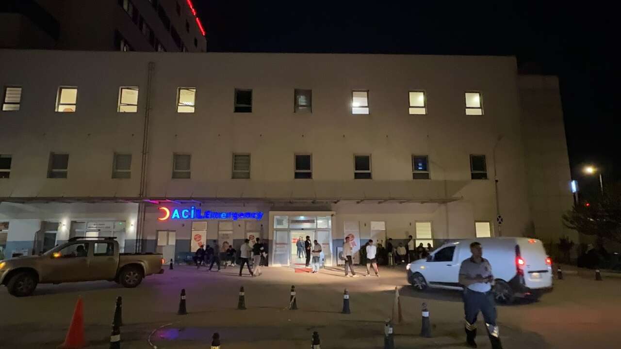 Yürek yakan kaza! Otomobil yayalara daldı, anne ve minik kızı hayatını kaybetti 3