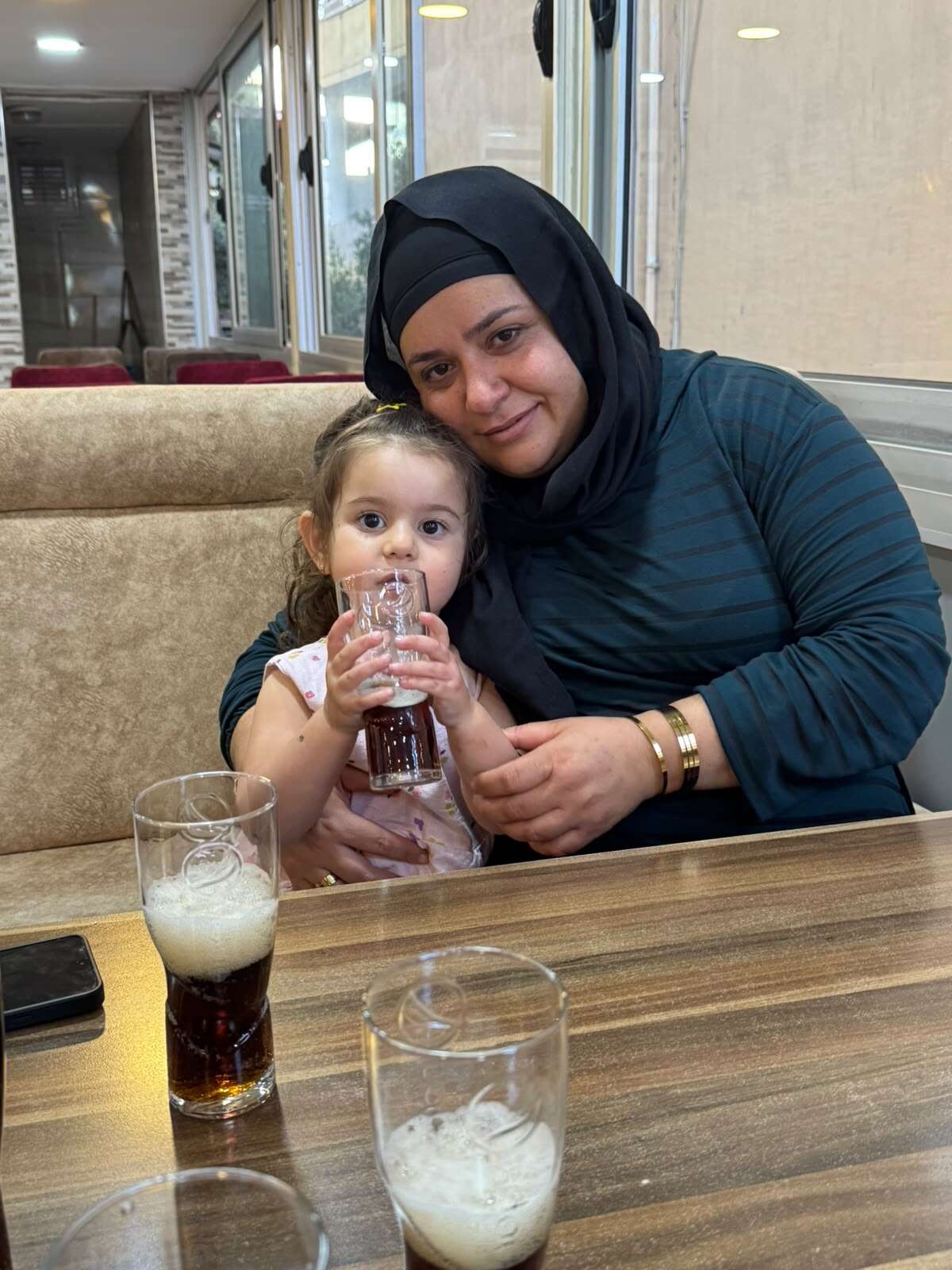 Yürek yakan kaza! Otomobil yayalara daldı, anne ve minik kızı hayatını kaybetti 5