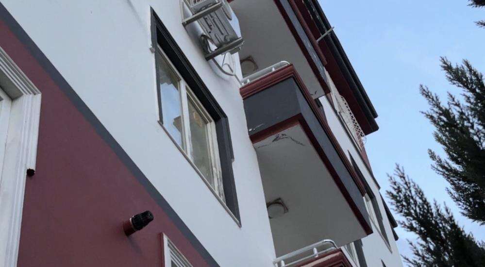 Anne, baba ve 6 yaşındaki çocuk pencereden düştü! 1 ölü, 2 yaralı 6
