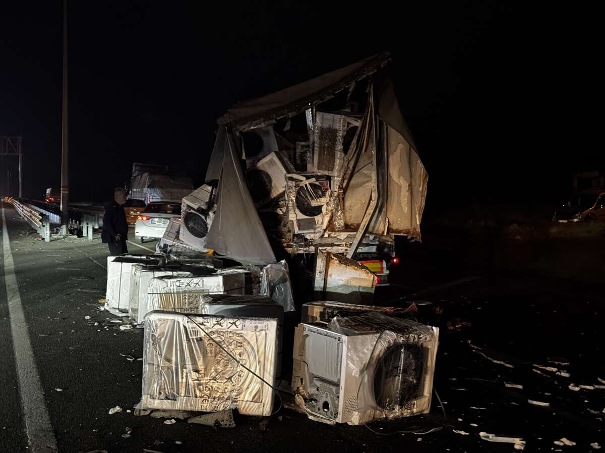 3 TIR birbirine girdi yol savaş alanına döndü! Can kaybı da var 5