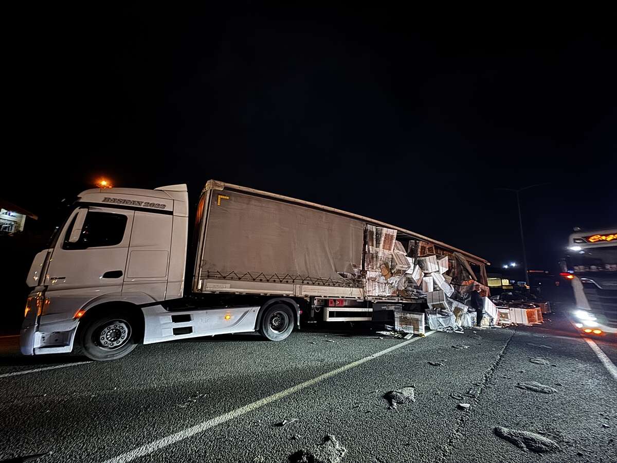 3 TIR birbirine girdi yol savaş alanına döndü! Can kaybı da var 3