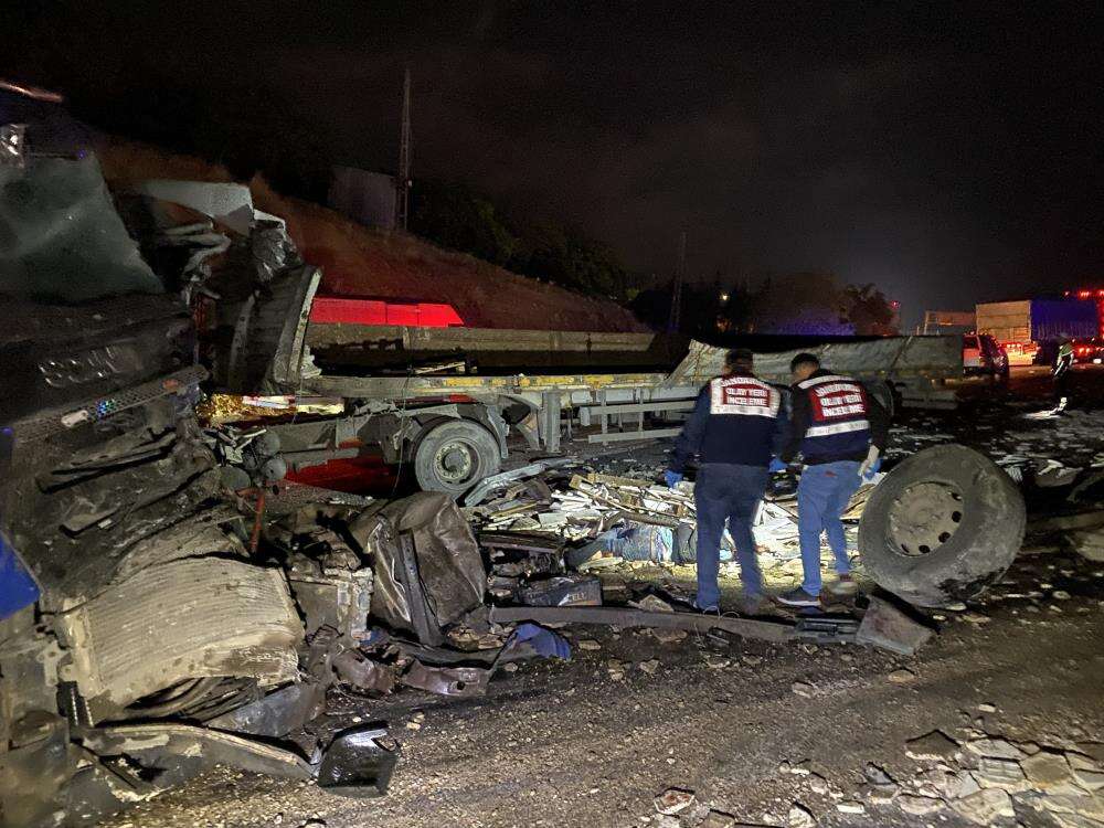 3 TIR birbirine girdi yol savaş alanına döndü! Can kaybı da var 7