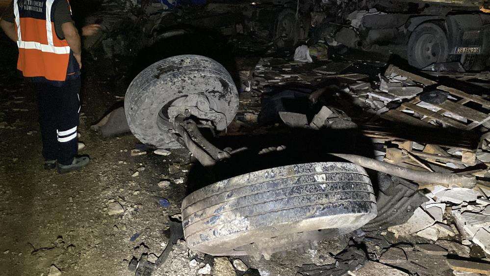 3 TIR birbirine girdi yol savaş alanına döndü! Can kaybı da var 8