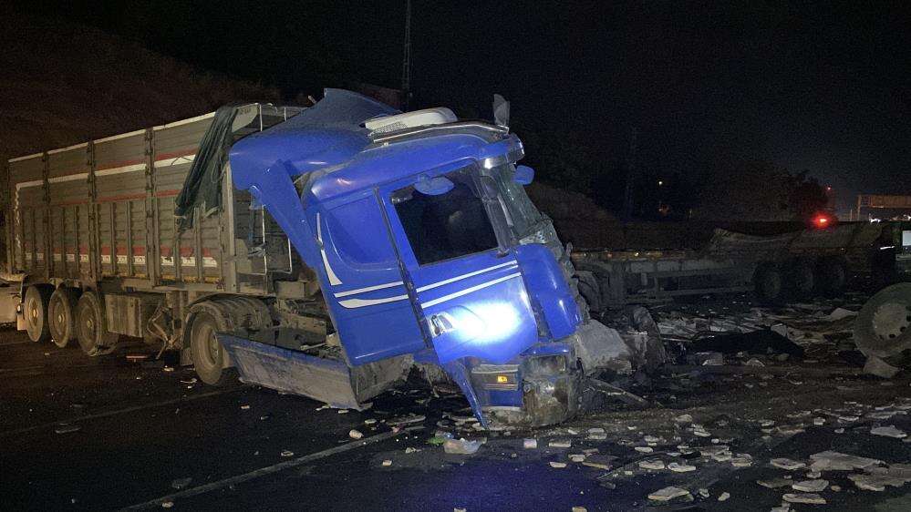 3 TIR birbirine girdi yol savaş alanına döndü! Can kaybı da var 10
