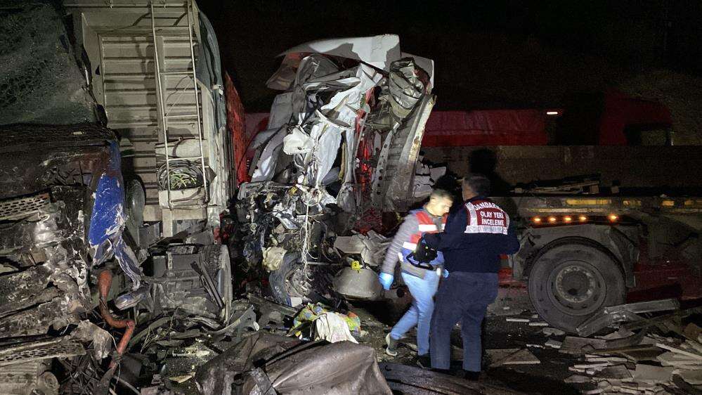 3 TIR birbirine girdi yol savaş alanına döndü! Can kaybı da var 14