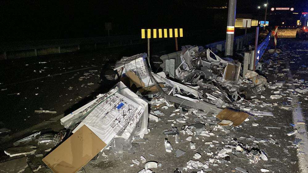 3 TIR birbirine girdi yol savaş alanına döndü! Can kaybı da var 12
