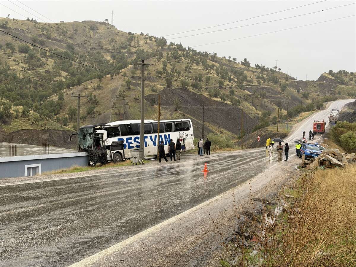Konya plakalı TIR’la çarpışan otobüs eve girdi! Şoför öldü, 14 yaralı 10