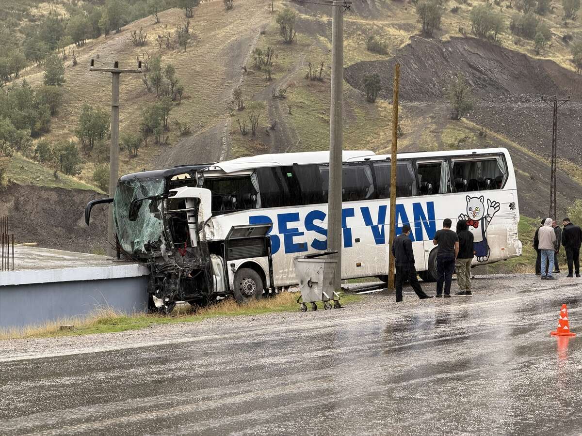 Konya plakalı TIR’la çarpışan otobüs eve girdi! Şoför öldü, 14 yaralı 9