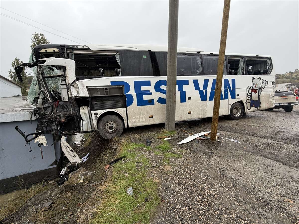 Konya plakalı TIR’la çarpışan otobüs eve girdi! Şoför öldü, 14 yaralı 11