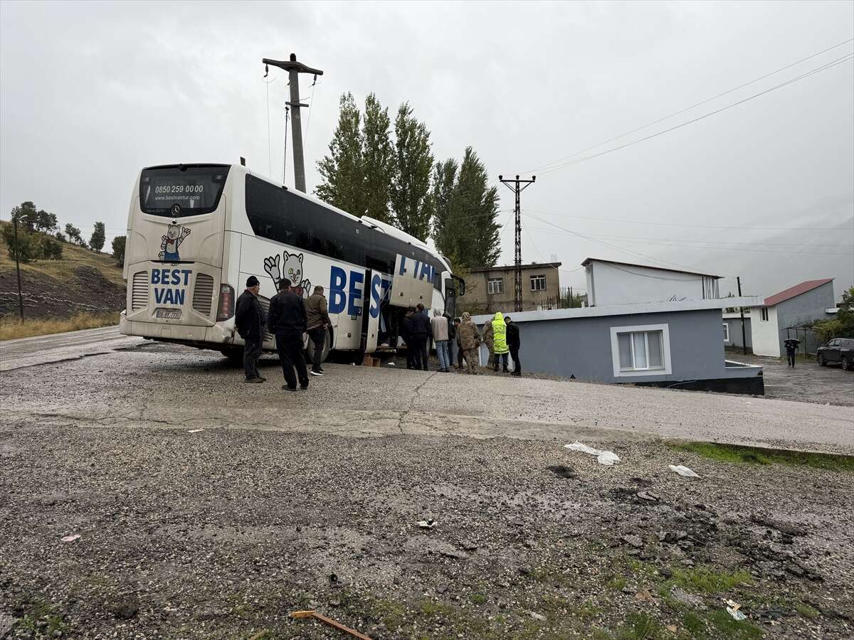 Konya plakalı TIR’la çarpışan otobüs eve girdi! Şoför öldü, 14 yaralı 12