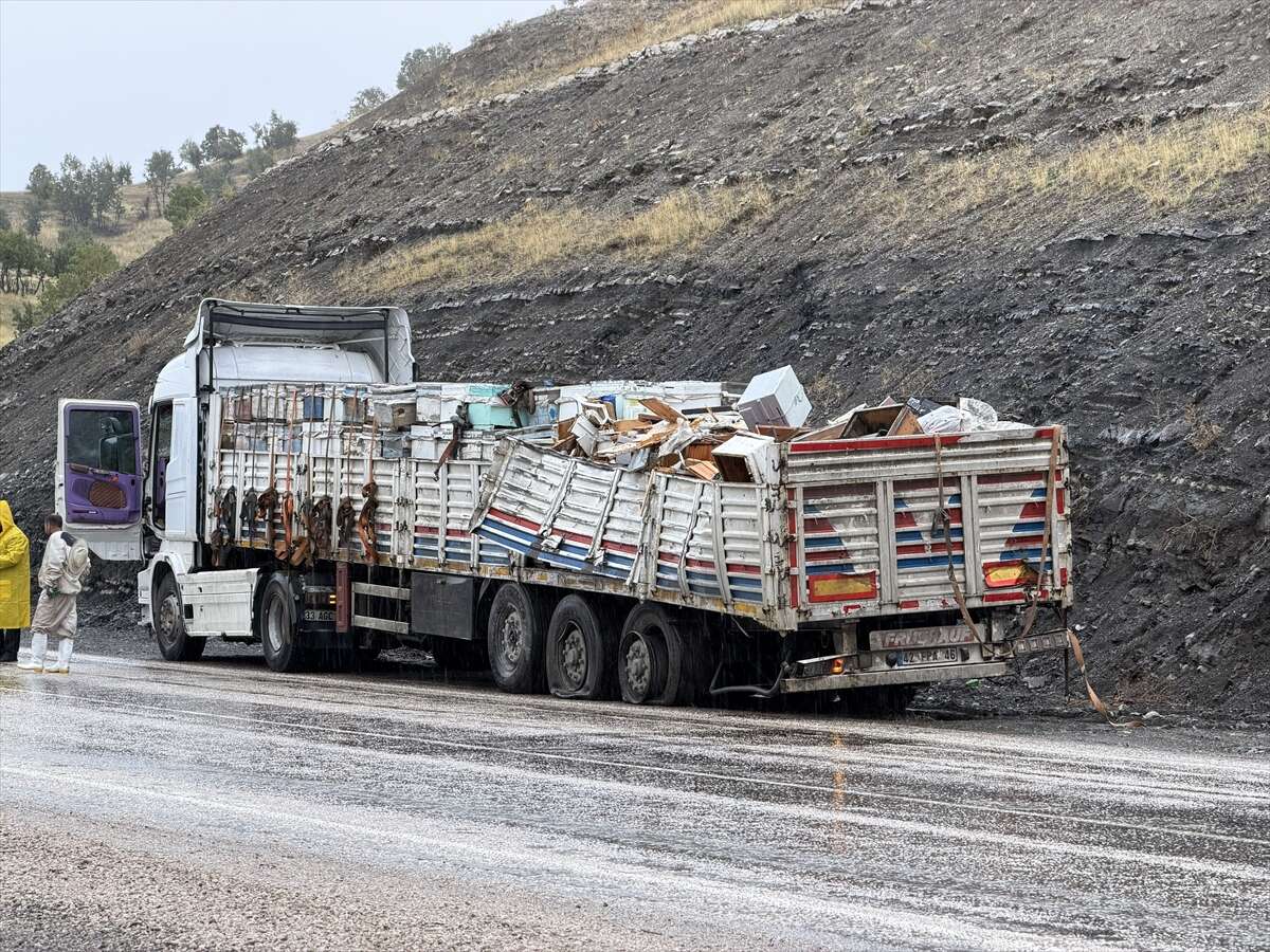 Konya plakalı TIR’la çarpışan otobüs eve girdi! Şoför öldü, 14 yaralı 8