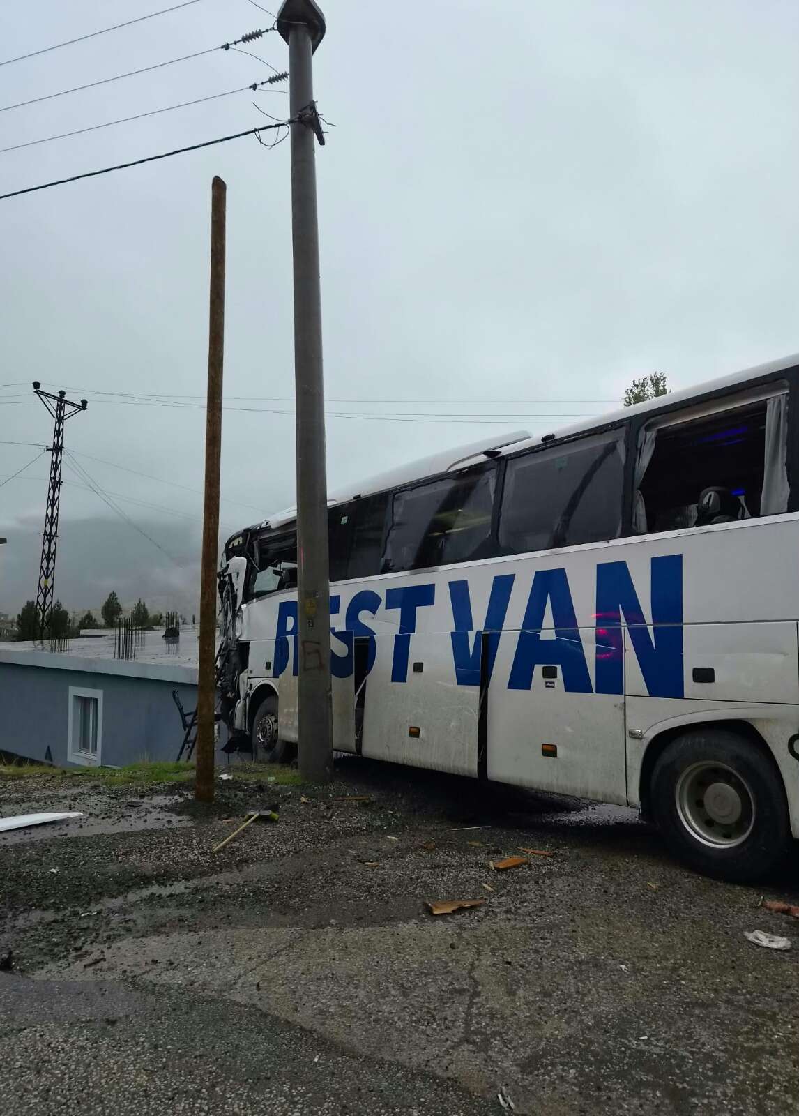 Konya plakalı TIR’la çarpışan otobüs eve girdi! Şoför öldü, 14 yaralı 1
