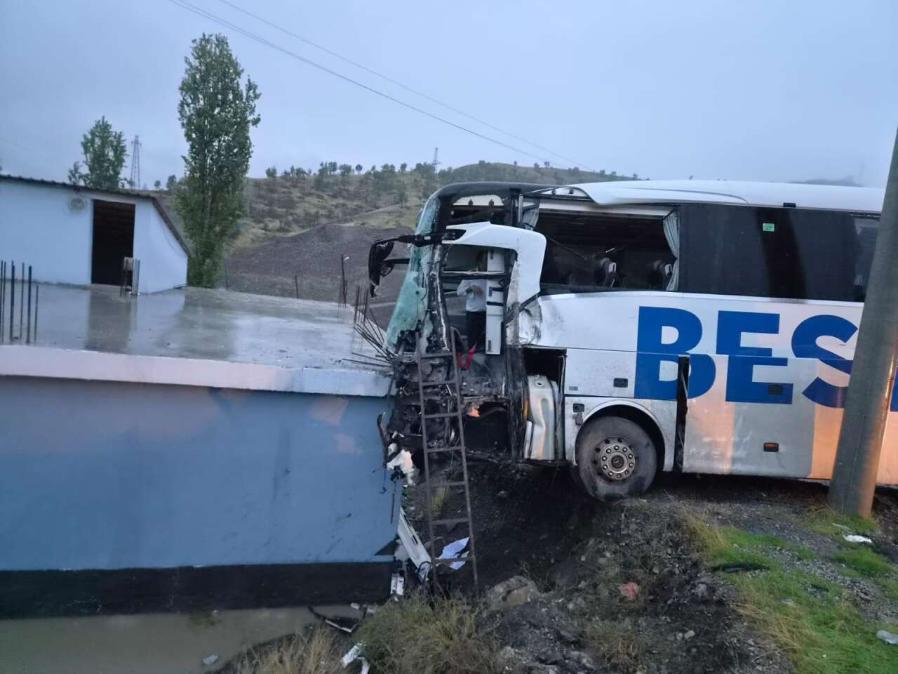 Konya plakalı TIR’la çarpışan otobüs eve girdi! Şoför öldü, 14 yaralı 6