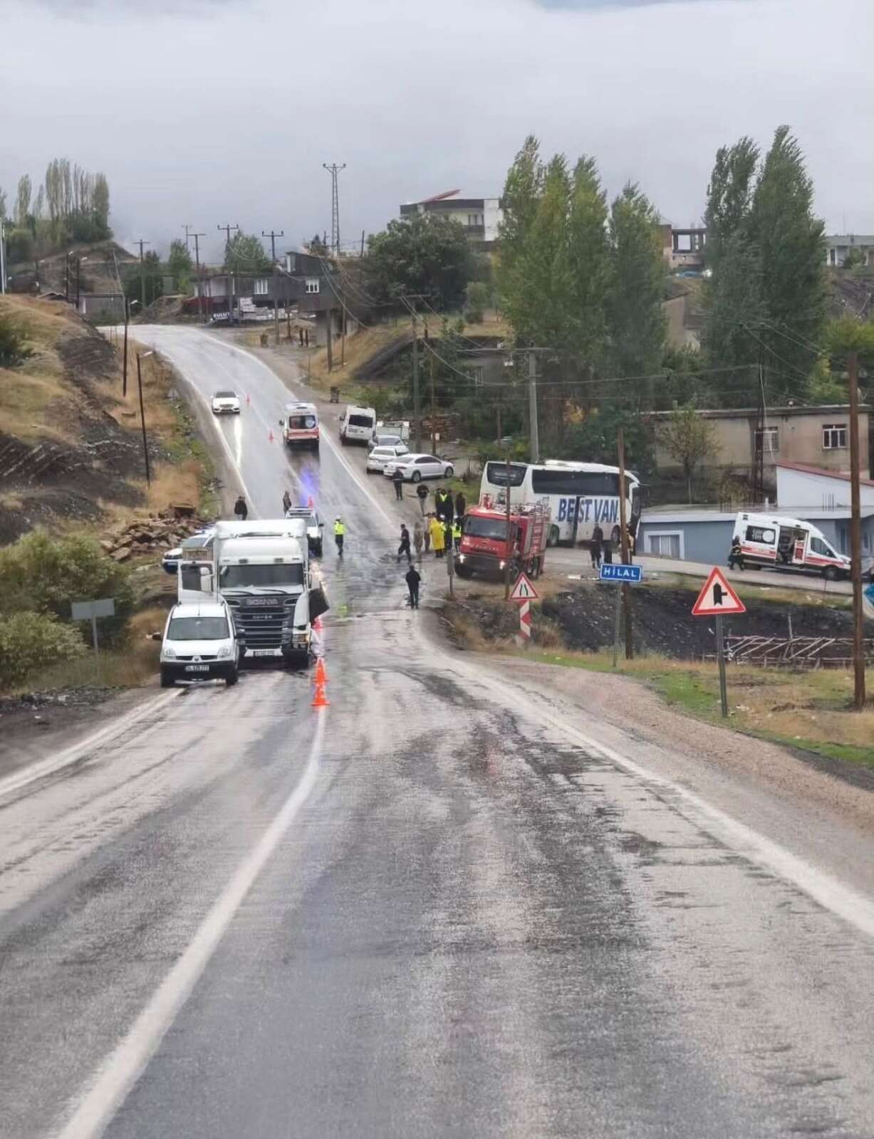 Konya plakalı TIR’la çarpışan otobüs eve girdi! Şoför öldü, 14 yaralı 5