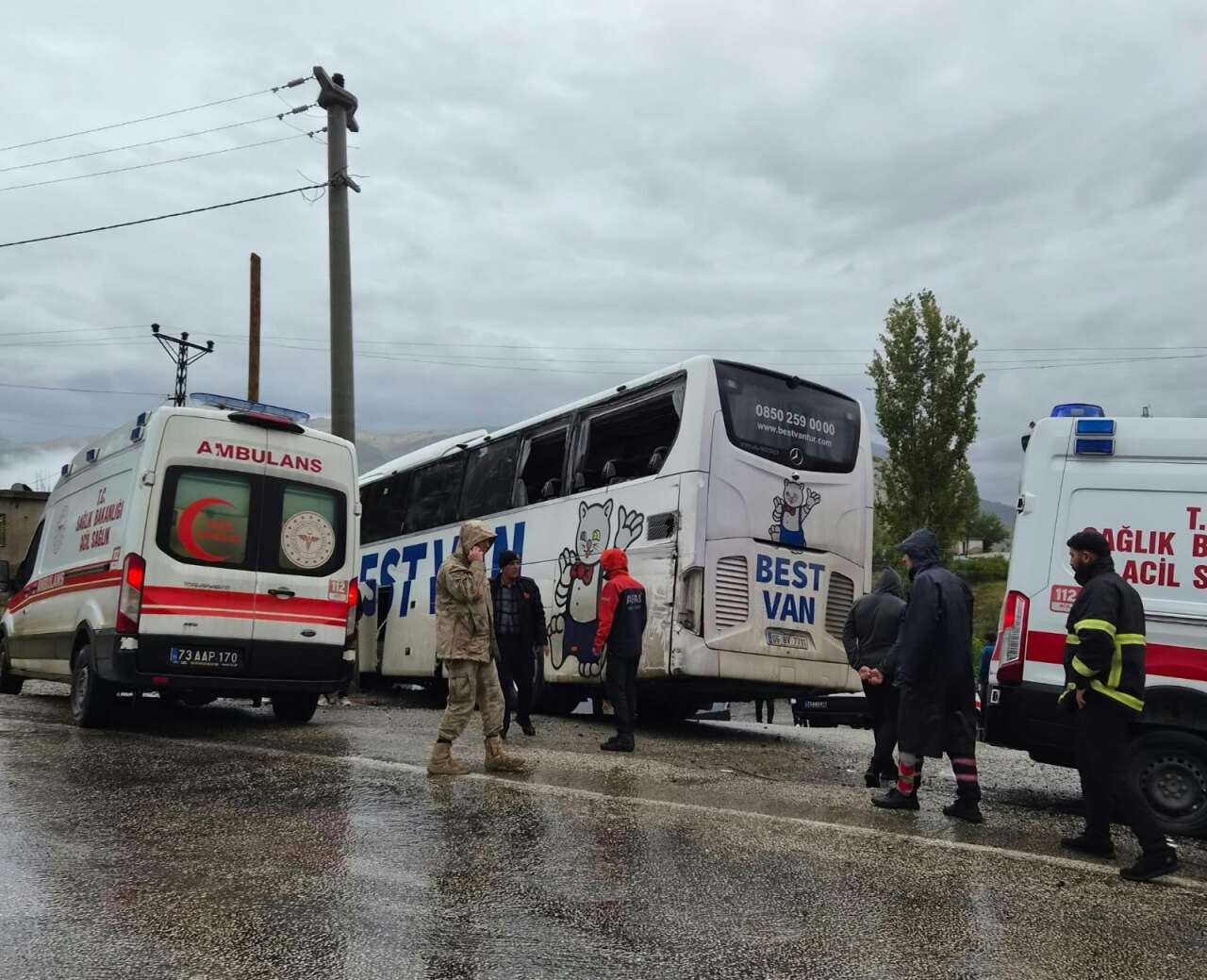 Konya plakalı TIR’la çarpışan otobüs eve girdi! Şoför öldü, 14 yaralı 2