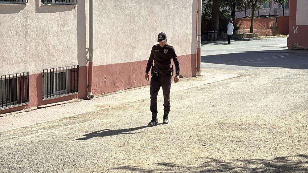 Ortaokulda 8. sınıf öğrencisinin çantasında silah bulundu 3