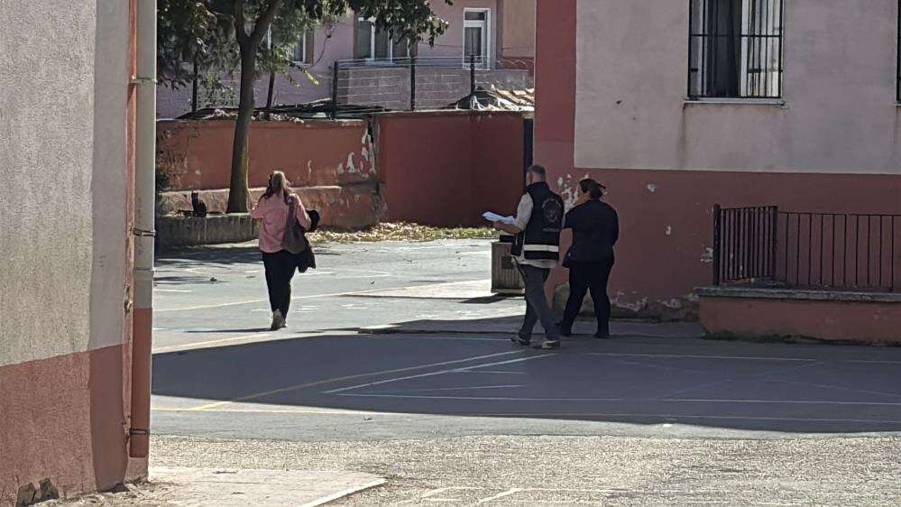 Ortaokulda 8. sınıf öğrencisinin çantasında silah bulundu 5
