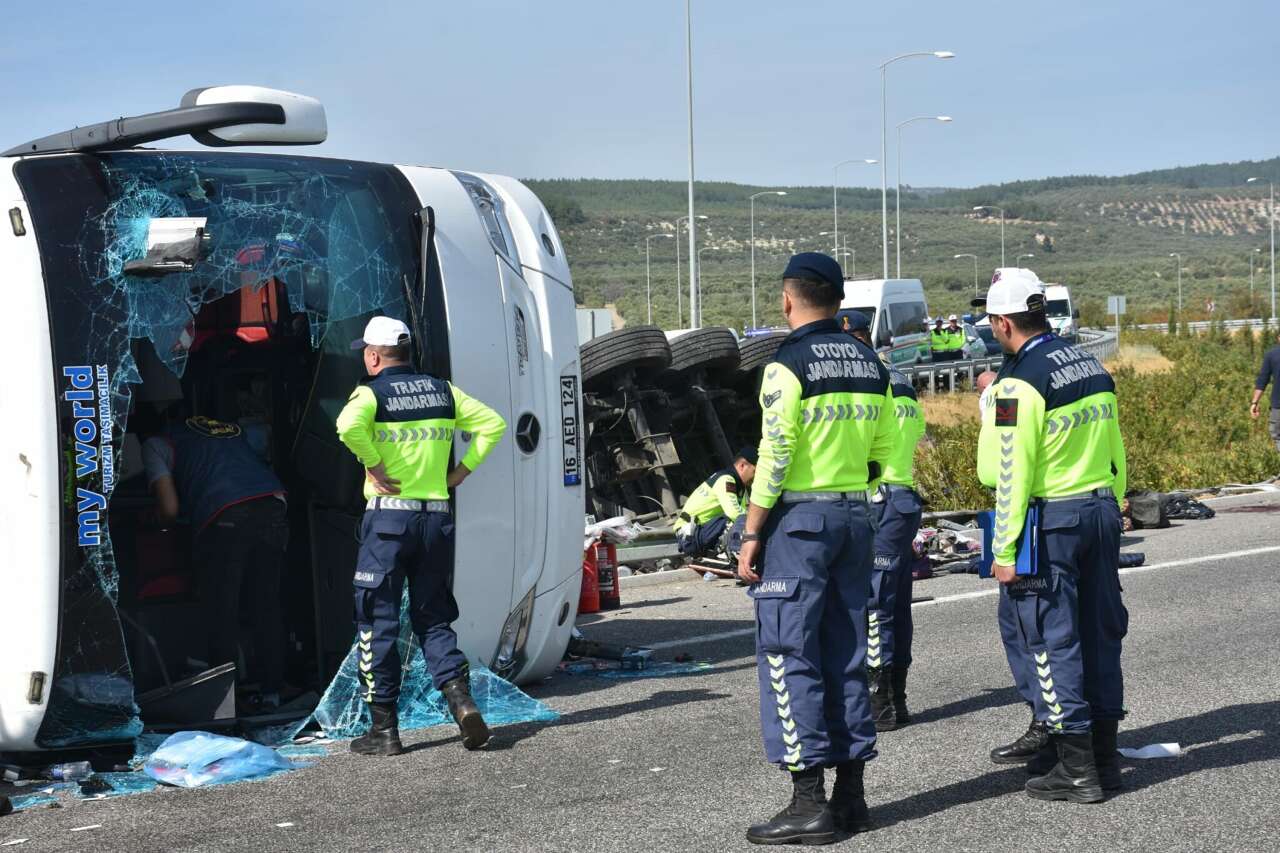 11 kişinin öldüğü otobüs kazasının görüntüleri ortaya çıktı! İsimler de belli oldu 15