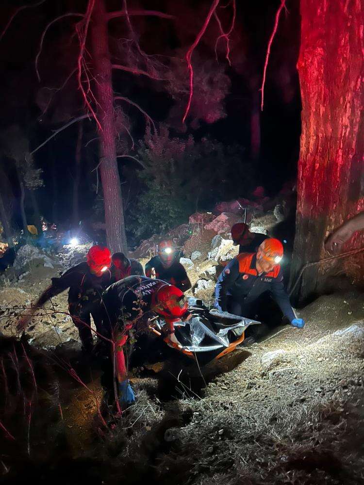 Konyaaltı’da araç 50 metrelik uçuruma düştü! 2 ölü, 4 yaralı çıktı 8