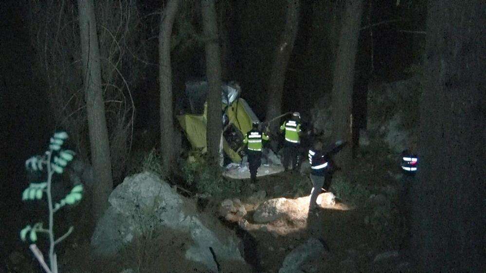 Konyaaltı’da araç 50 metrelik uçuruma düştü! 2 ölü, 4 yaralı çıktı 5