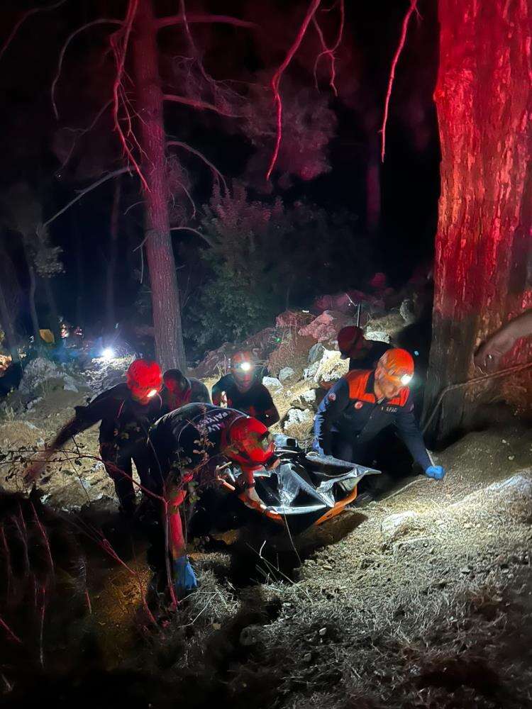 Konyaaltı’da araç 50 metrelik uçuruma düştü! 2 ölü, 4 yaralı çıktı 9