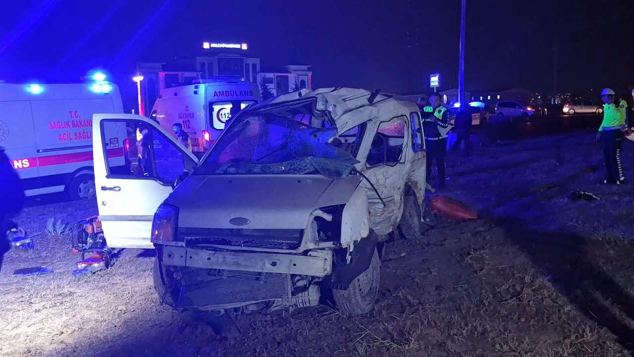 Otobüs ile hafif ticari araç çarpıştı! Ali ve Fatma Yeter çifti hayatını kaybetti 2