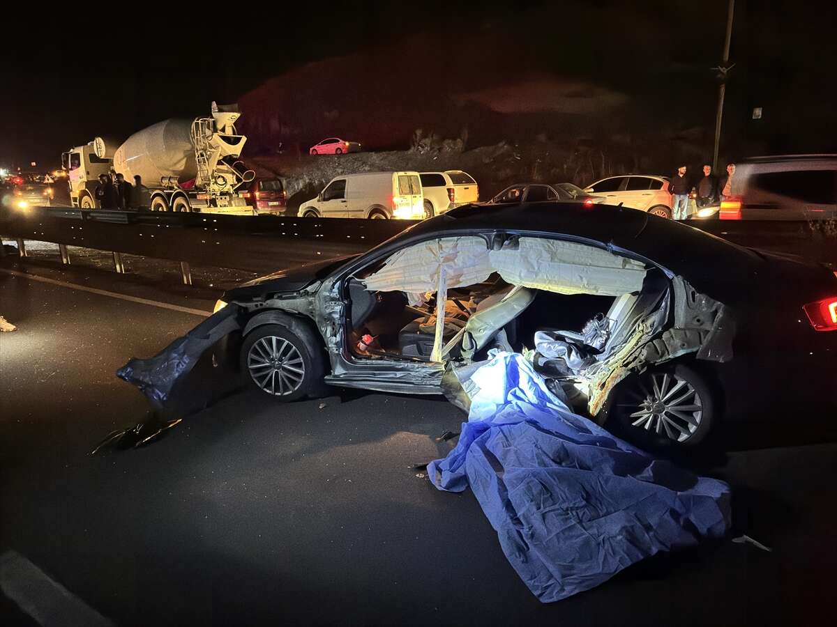 Köprüde feci kaza! Otomobil bariyere çarptı, 2 kişi can verdi 4