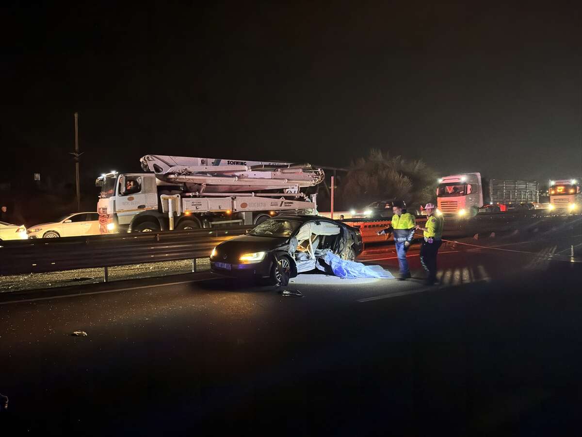 Köprüde feci kaza! Otomobil bariyere çarptı, 2 kişi can verdi 9