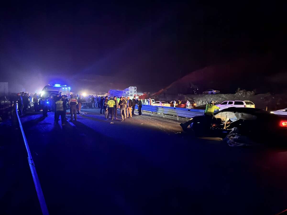 Köprüde feci kaza! Otomobil bariyere çarptı, 2 kişi can verdi 10
