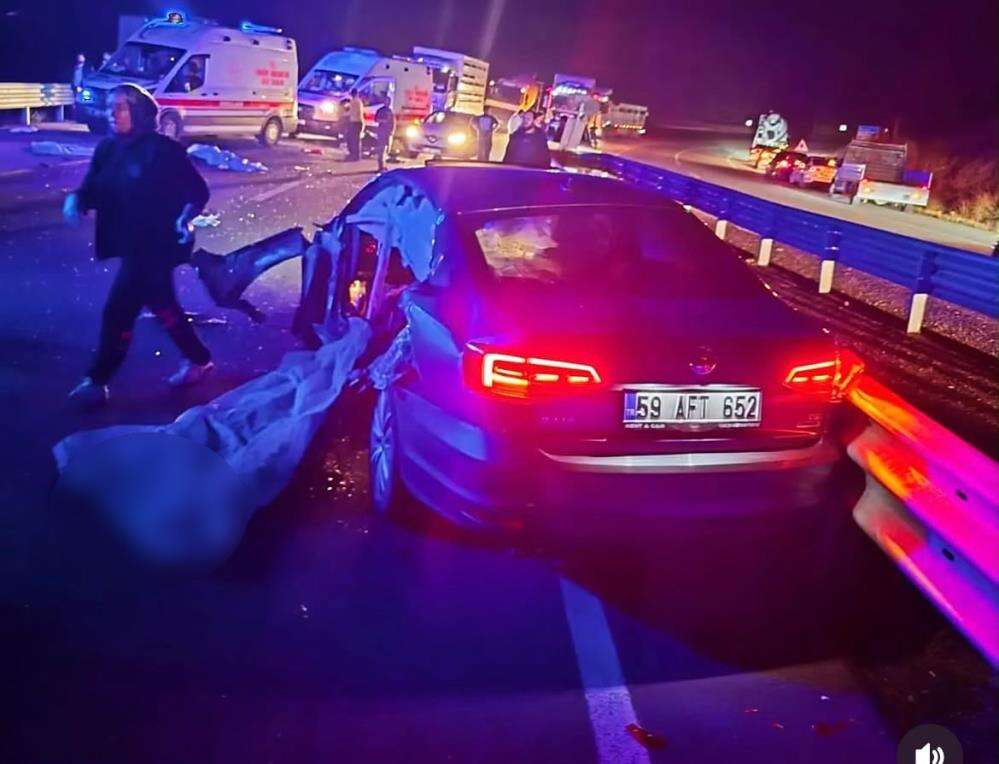 Köprüde feci kaza! Otomobil bariyere çarptı, 2 kişi can verdi 1