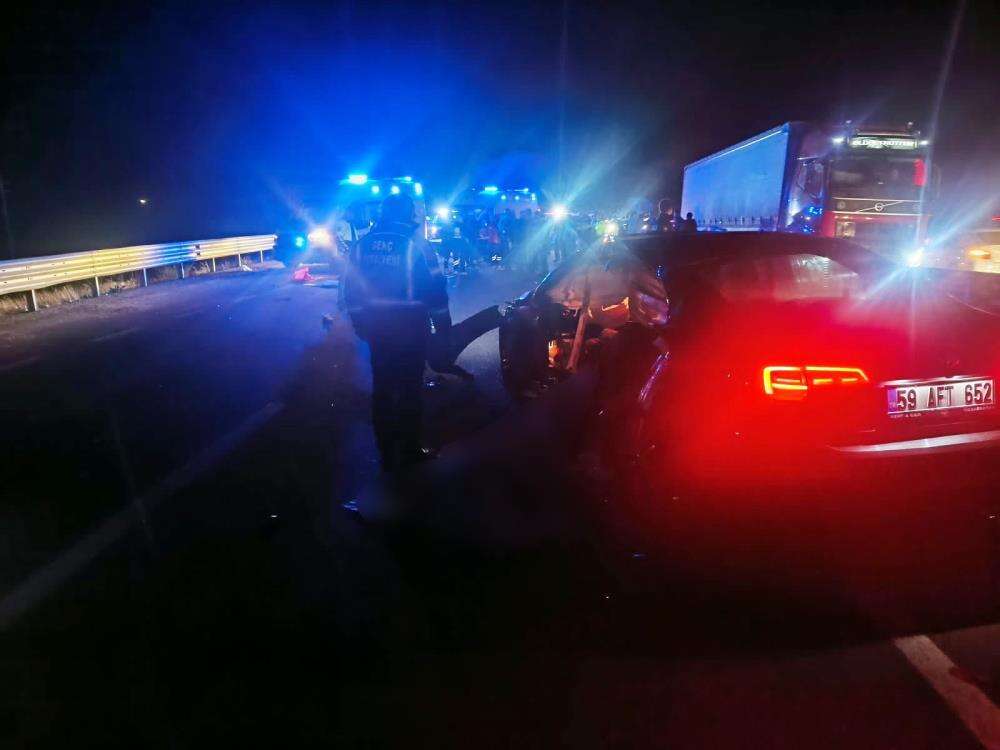 Köprüde feci kaza! Otomobil bariyere çarptı, 2 kişi can verdi 3