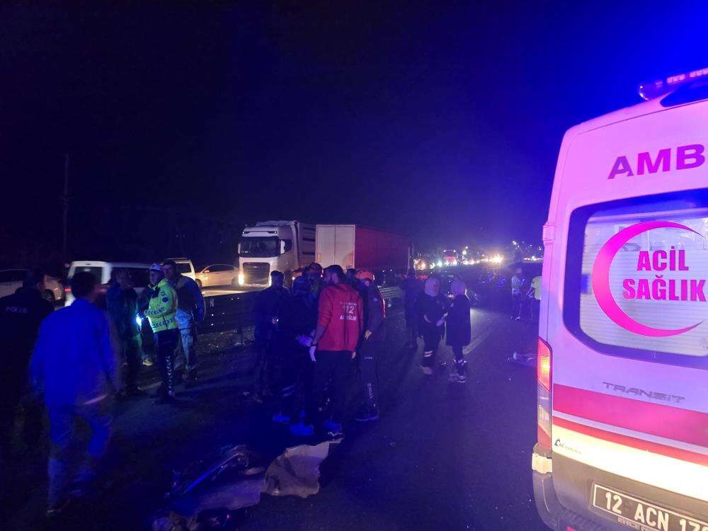Köprüde feci kaza! Otomobil bariyere çarptı, 2 kişi can verdi 5