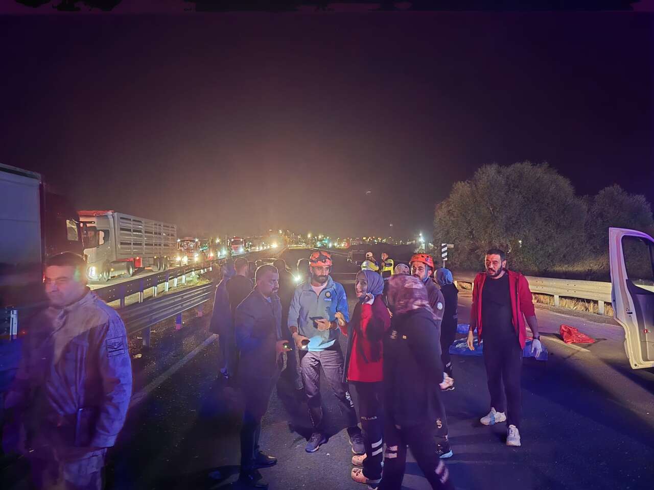 Köprüde feci kaza! Otomobil bariyere çarptı, 2 kişi can verdi 6