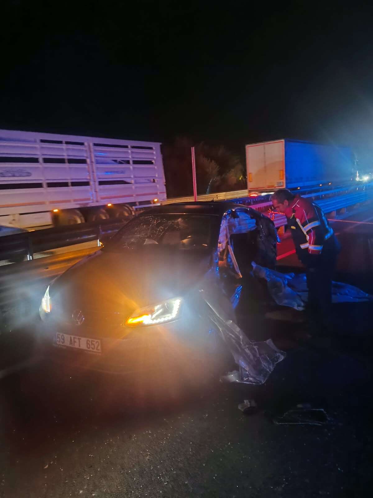 Köprüde feci kaza! Otomobil bariyere çarptı, 2 kişi can verdi 12
