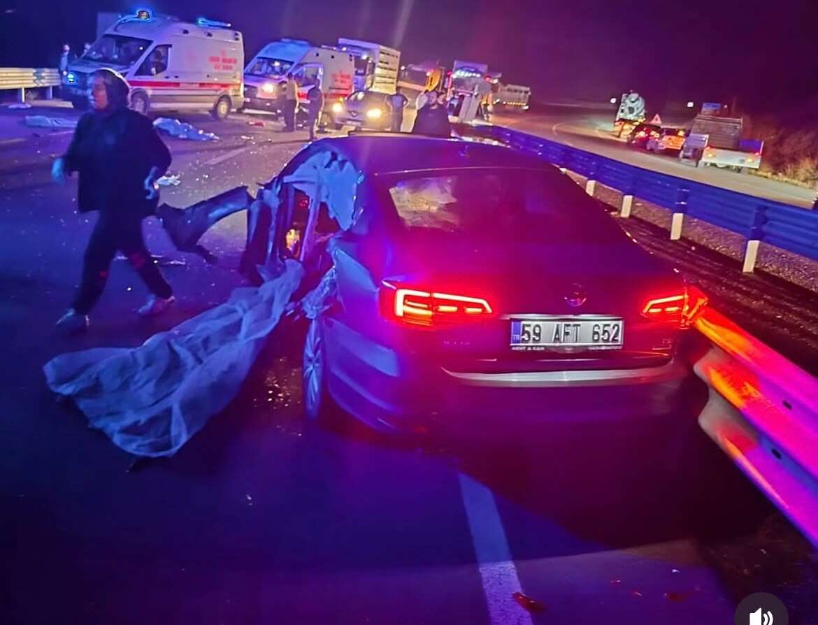 Köprüde feci kaza! Otomobil bariyere çarptı, 2 kişi can verdi 11