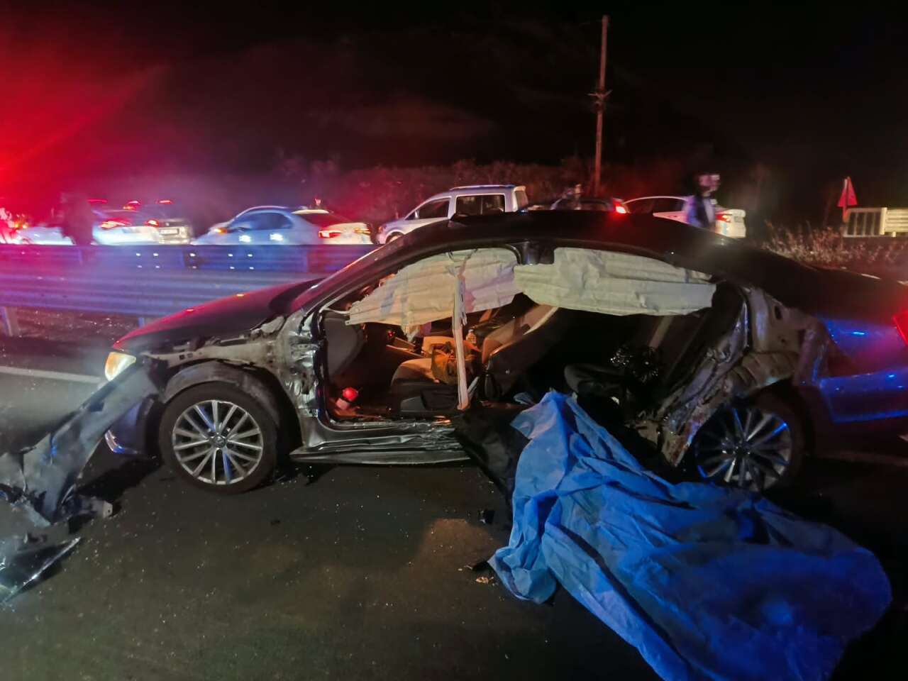 Köprüde feci kaza! Otomobil bariyere çarptı, 2 kişi can verdi 7