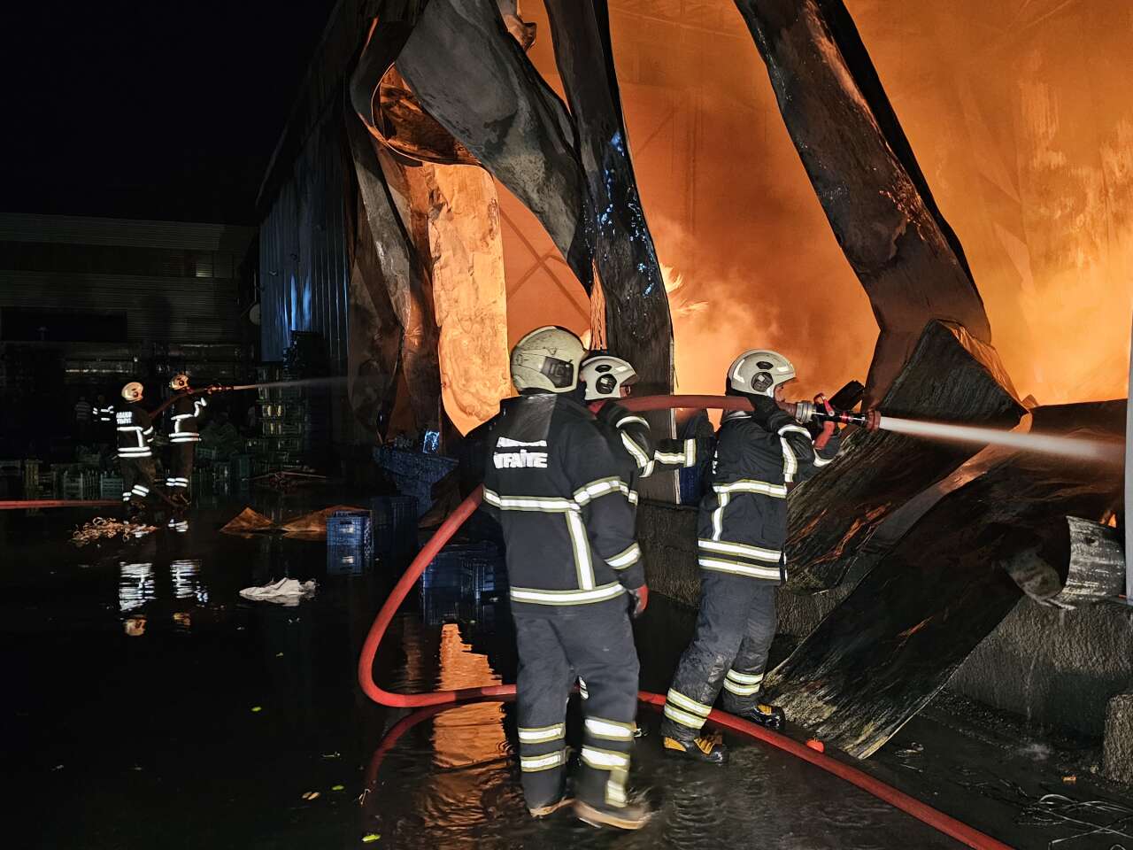 Sebze meyve halinde büyük yangın! 22 iş yeri zarar gördü 1
