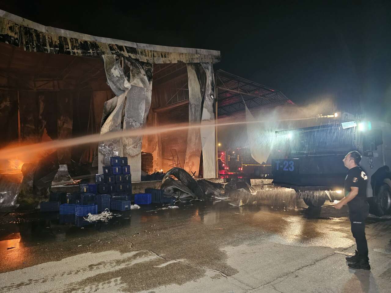 Sebze meyve halinde büyük yangın! 22 iş yeri zarar gördü 2
