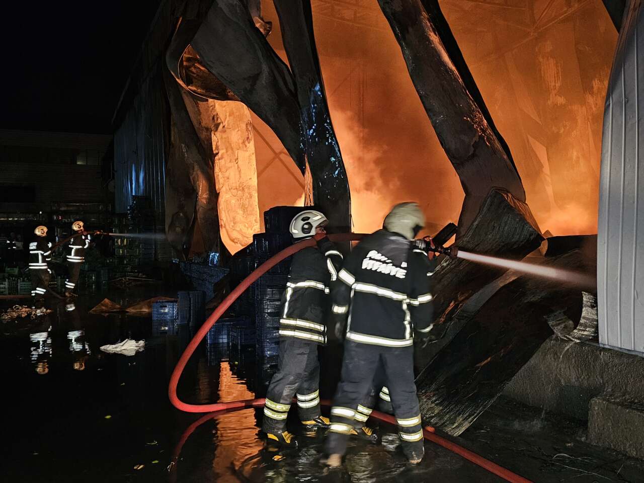 Sebze meyve halinde büyük yangın! 22 iş yeri zarar gördü 4